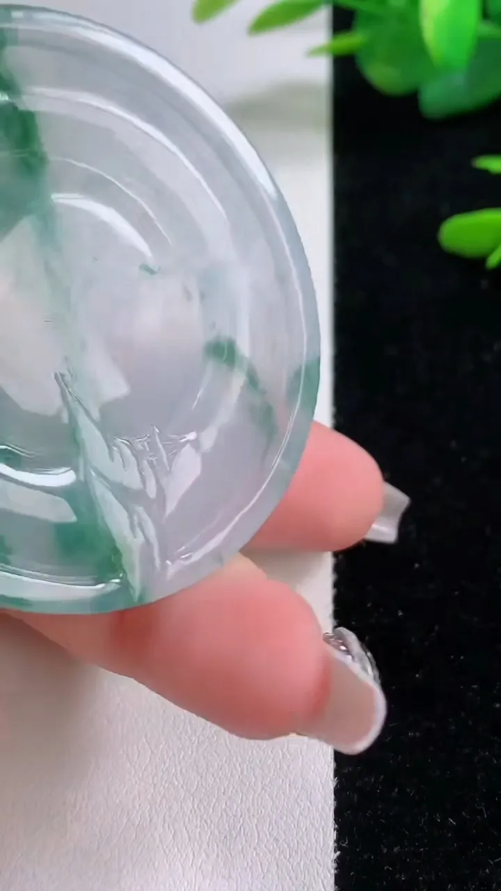 天然A货翡翠种飘花山水观音菩萨吊坠，尺寸55-6.5，重量:40.71g
12月6日