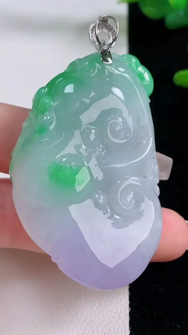 天然A货翡翠如意吊坠，尺寸53.4-34.8-12.5，重量:42.95g
12月6日