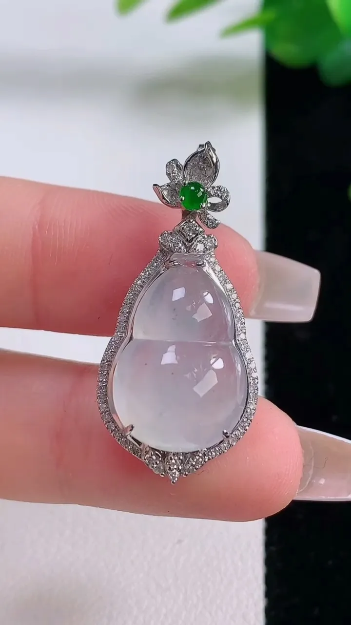 天然A货翡翠种白冰葫芦吊坠，尺寸33-15.5-9.2，裸石17.5-12.2重量:3.86g
12