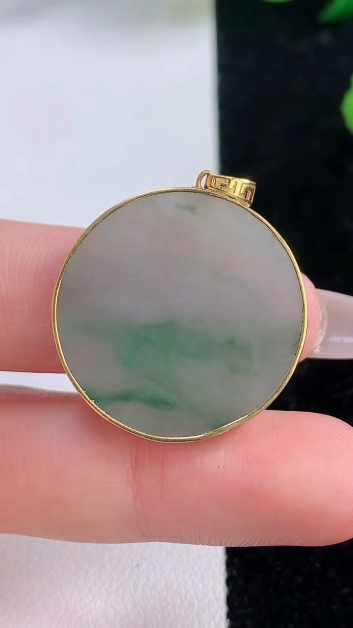 天然A货翡翠无事牌吊坠，尺寸25.5-3.2，重:5.36g
12月6日