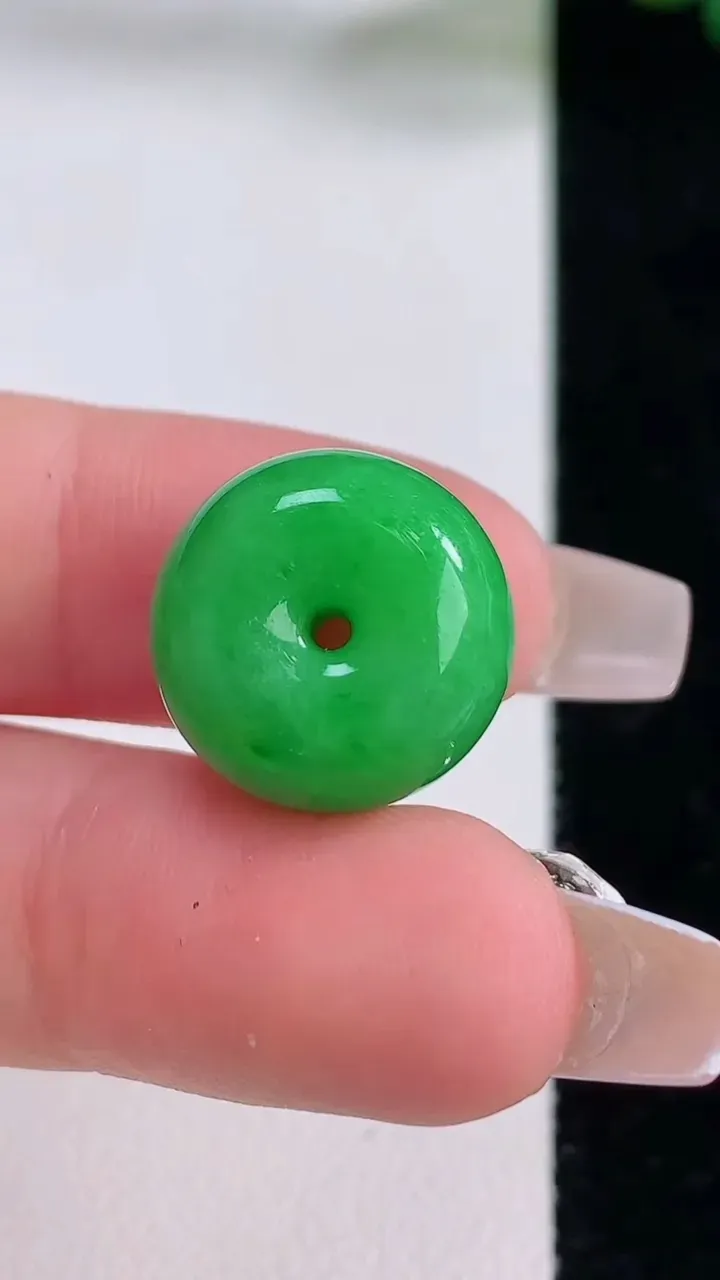 天然A货翡翠路路通吊坠，尺寸15.7-11，重量:5.90g
12月6日