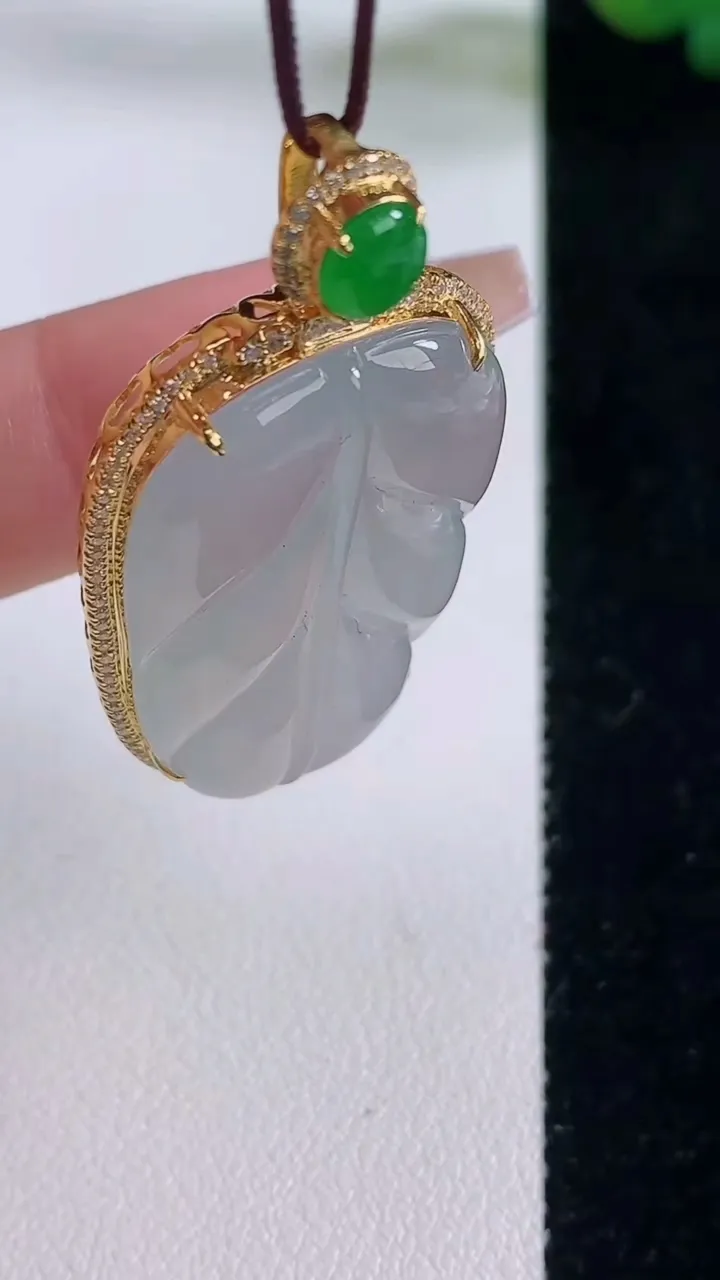 天然A货翡翠种白冰金枝玉叶 叶子吊坠，尺寸45.8-22.7-7.5，裸石33.2-20.5重量:8.68g
12月6日
