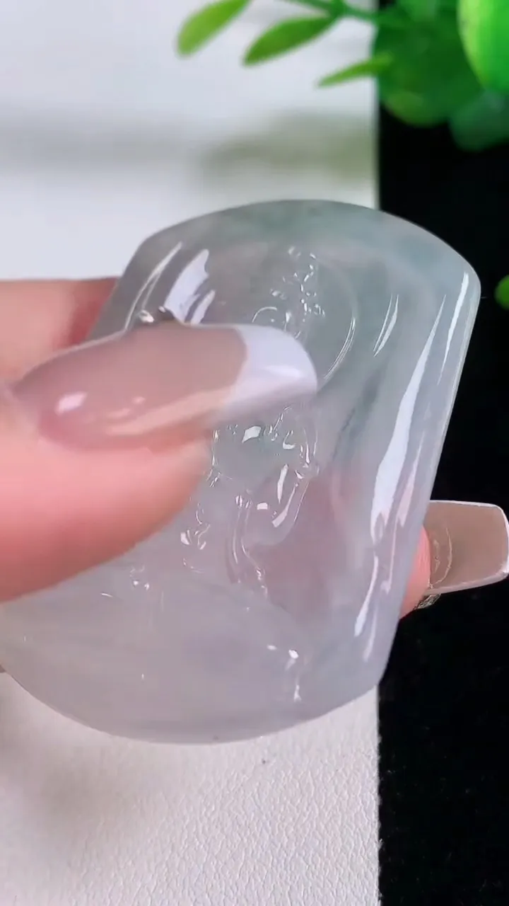 天然A货翡翠冰种飘花观音菩萨吊坠，尺寸50-37.6-5，重量:19.66g
12月6日