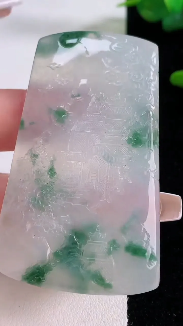 天然A货翡翠种飘花山水牌吊坠，尺寸62.8-36-5.8，重量:38.31g
12月6日