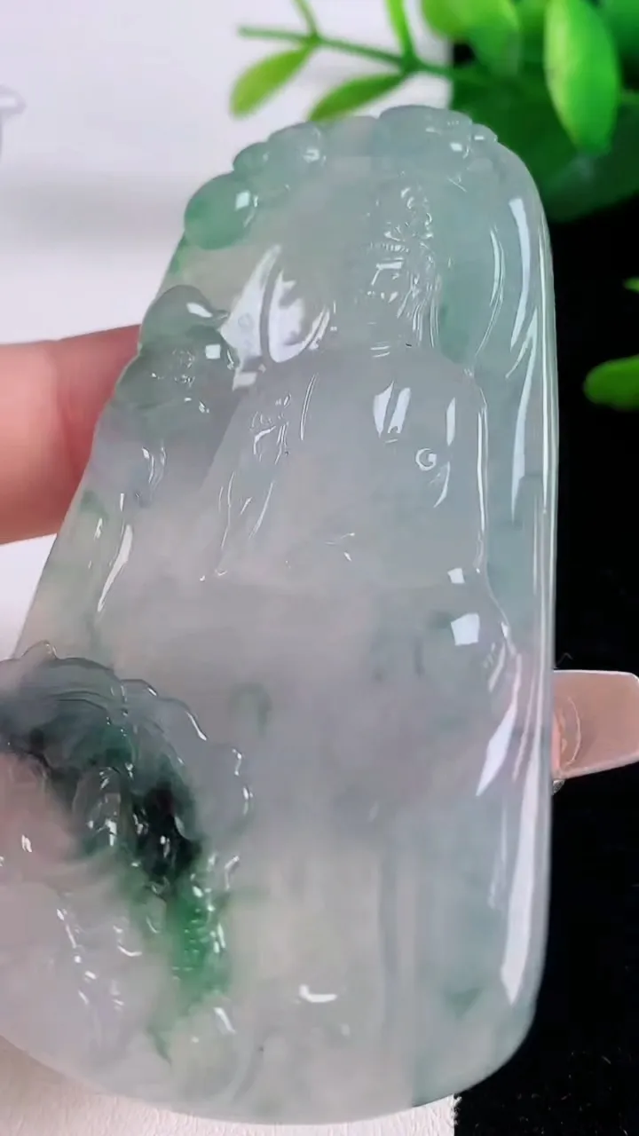 天然A货翡翠冰种飘花大势至菩萨吊坠，尺寸74.7-44.7-5.2，重量:38.64g
12月6日