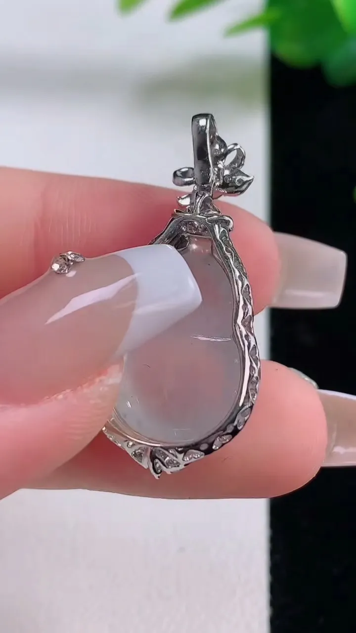 天然A货翡翠种白冰葫芦吊坠，尺寸33-15.5-9.2，裸石17.5-12.2重量:3.86g
12月6日