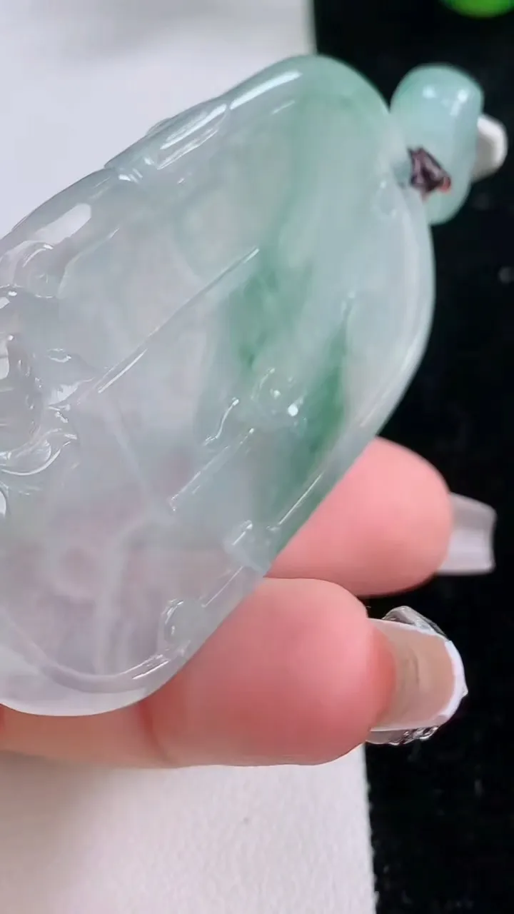 天然A货翡翠种飘花大势至菩萨吊坠，尺寸56.5-35.6-5.5，重:22.79g
12月6日