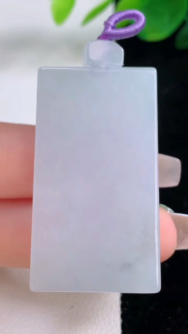 天然A货翡翠飘花无事牌吊坠，尺寸43.2-24.2-5.7，重量:20.73g
12月6日