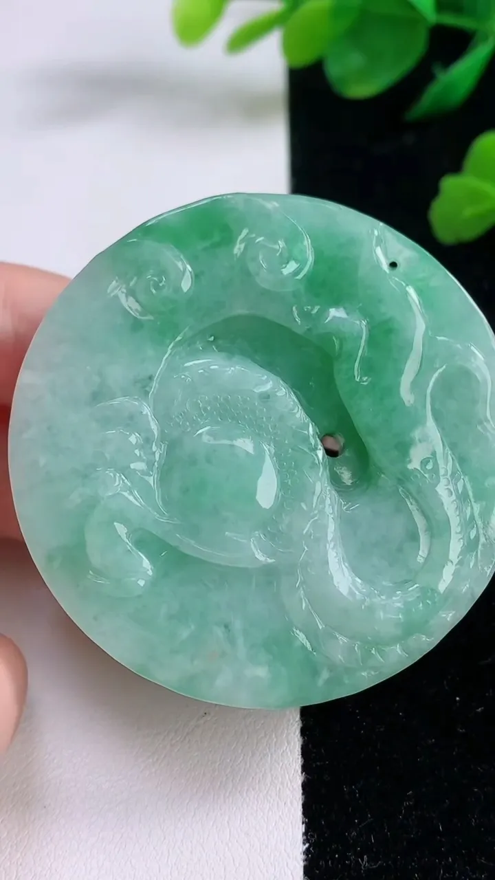 天然A货翡翠龙牌吊坠，尺寸52.7-13.8，重:74.28g
12月6日