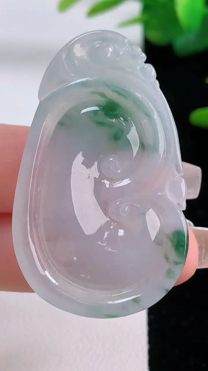 天然A货翡翠冰种飘花如意吊坠，尺寸46-28-5.6，重量:10.78g
12月6日