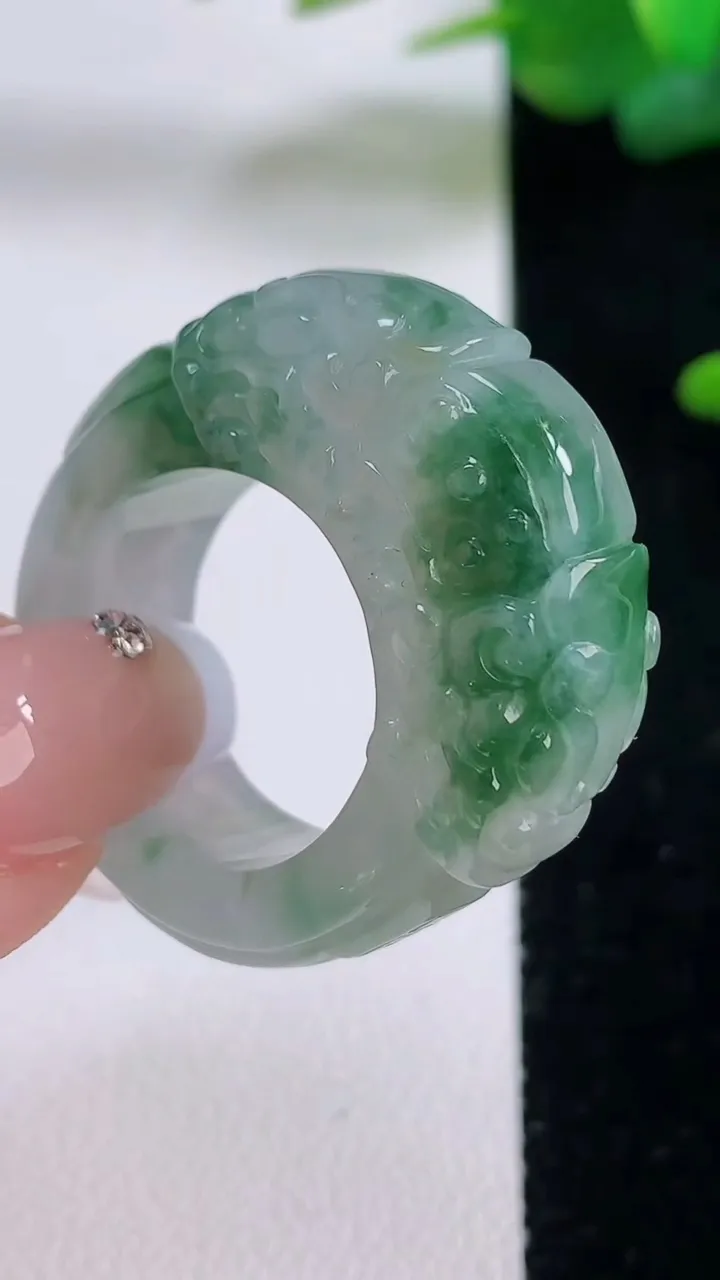 天然A货翡翠冰种飘花貔貅指环扳指，尺寸19.4-9.3-11.2，重量:16.85g2025年12月6日
工厂直销收藏佳品,种好水足，色泽均匀，有种有色，上手高大气！
