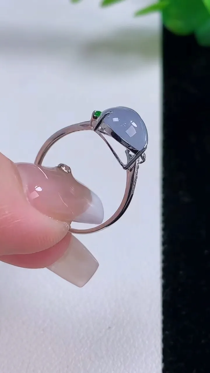 天然A货翡翠18K金紫罗兰葫芦戒指，尺寸17.5-13-8.9-5.7，重量:1.96g2025年12月6日
工厂直销收藏佳品,种好水足，色泽均匀，有种有色，上手高大气！