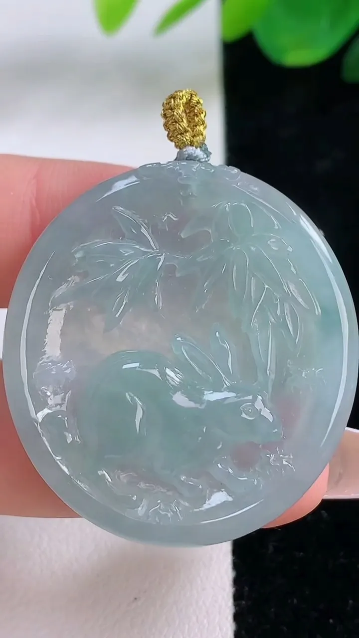 天然A货翡翠生肖兔吊坠，尺寸36-33.5-5.9，重量:13.90g
12月6日