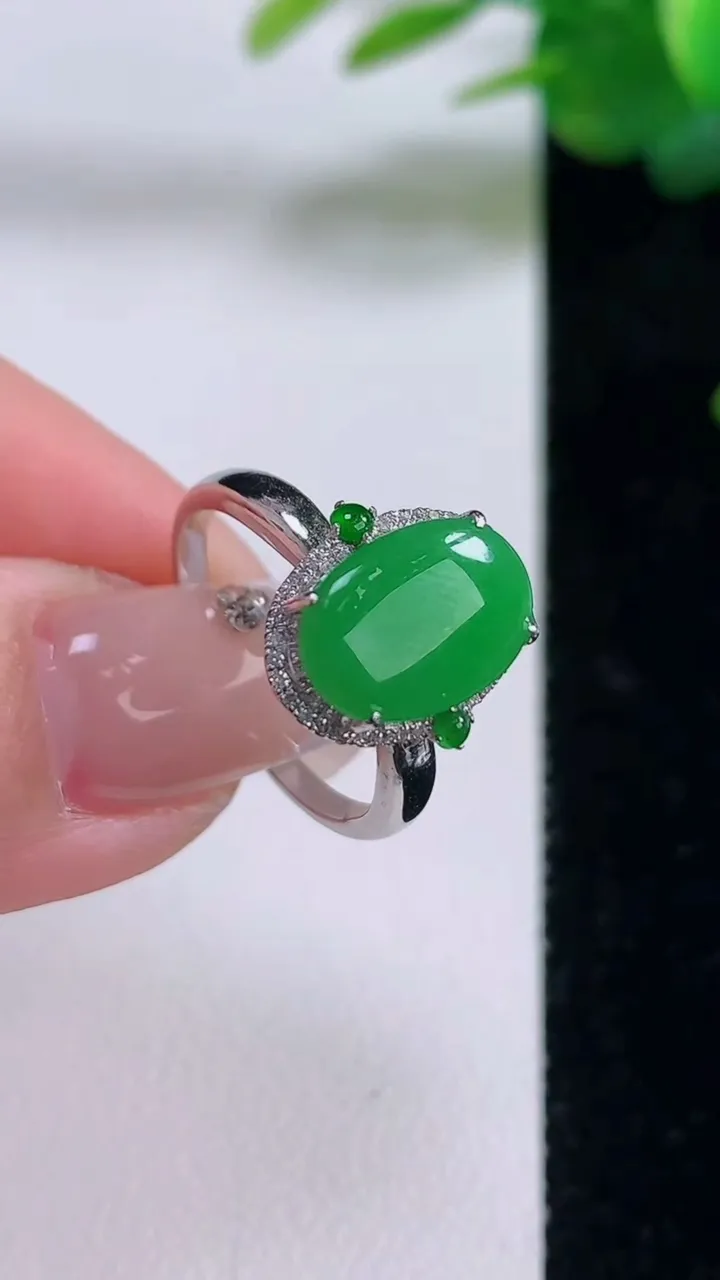 天然A货翡翠蛋面戒指，尺寸17.5-11.5-7.8-7.5，重量:4.30g2025年12月6日
