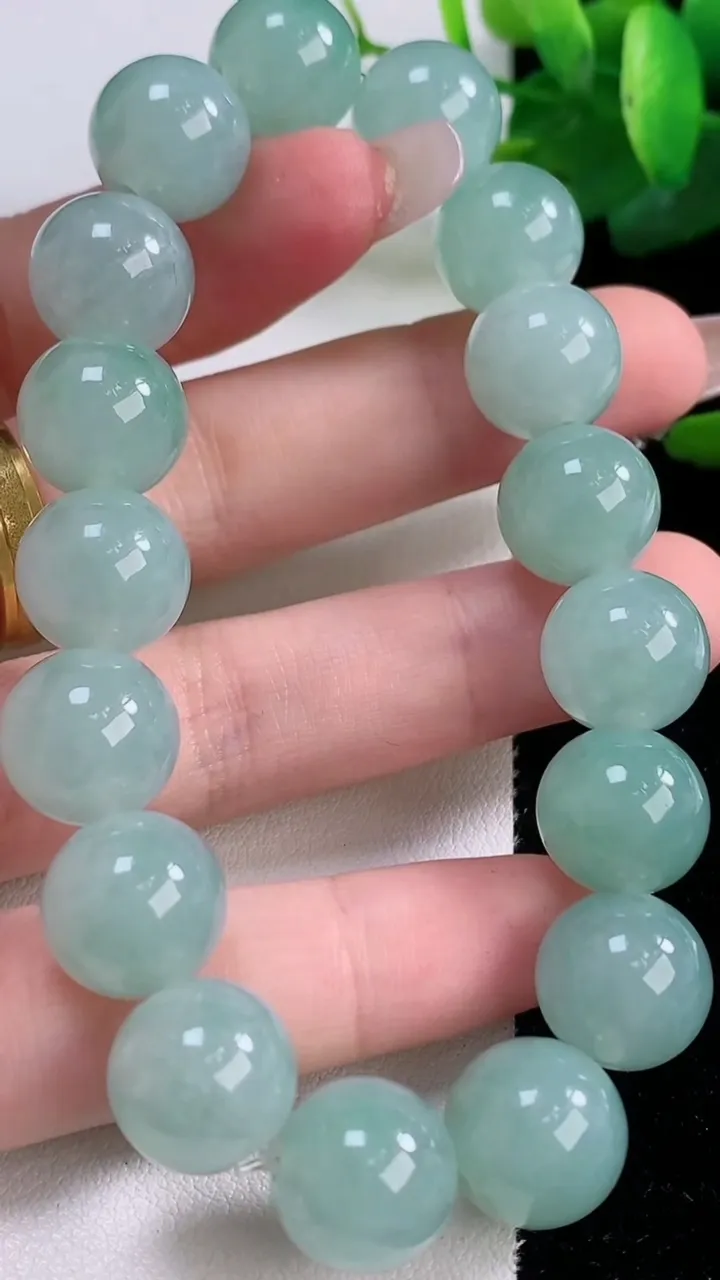 天然A货翡翠圆珠手串，尺寸12.2-17颗，重量:53.21g12月6日
工厂直销收藏佳品,种好水足，色泽均匀，有种有色，上手高大气！