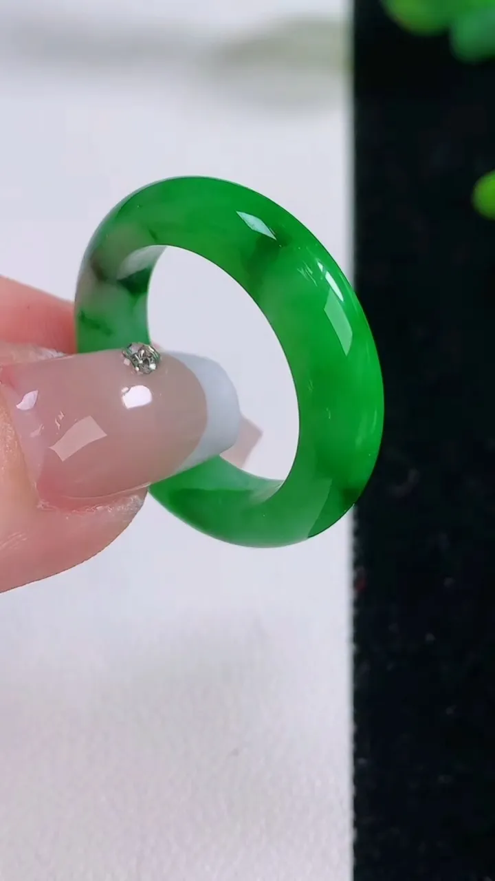 天然A货翡翠指环戒指，尺寸19.7-5.4-3.5，重量:5.08g2025年12月6日
工厂直销收藏佳品,种好水足，色泽均匀，有种有色，上手高大气！