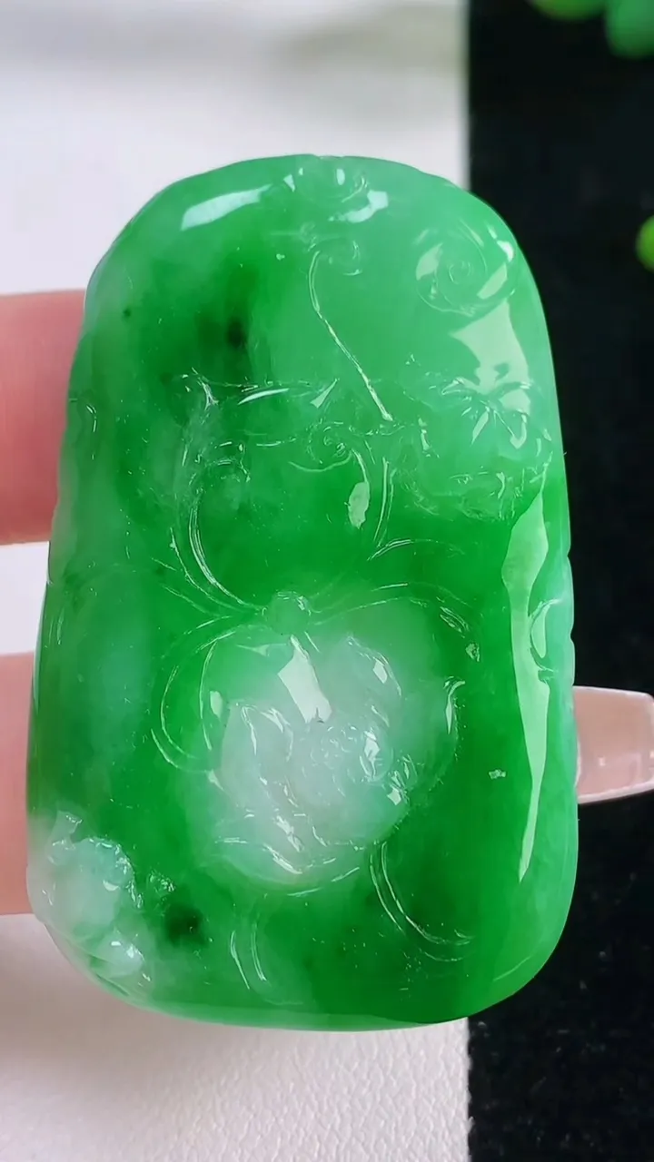 天然A货翡翠和和美美 呱呱来财吊坠，尺寸50.2-31.6-4.8，重量:18.81g
12月6日