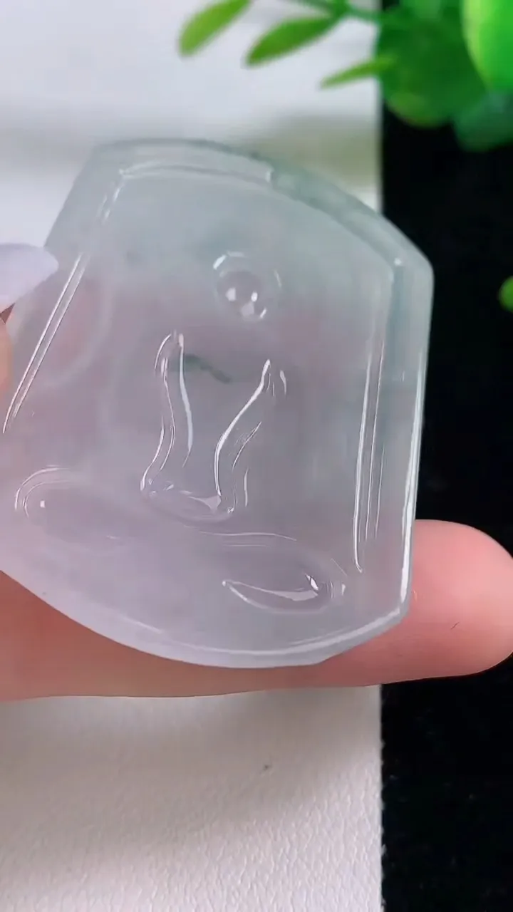 天然A货翡翠冰种飘花观音菩萨吊坠，尺寸50-37.6-5，重量:19.66g
12月6日