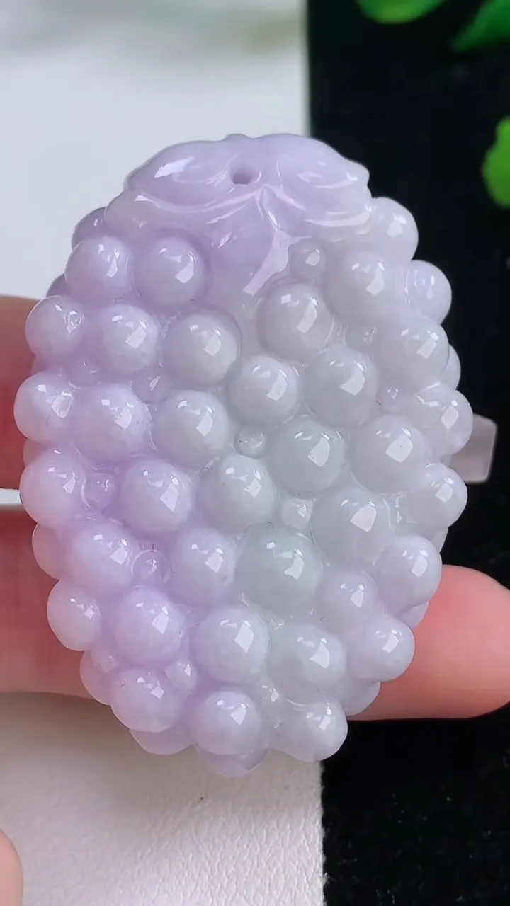 天然A货翡翠紫罗兰多子多福 葡萄吊坠，尺寸51.5-36-14，重:47.91g
12月6日