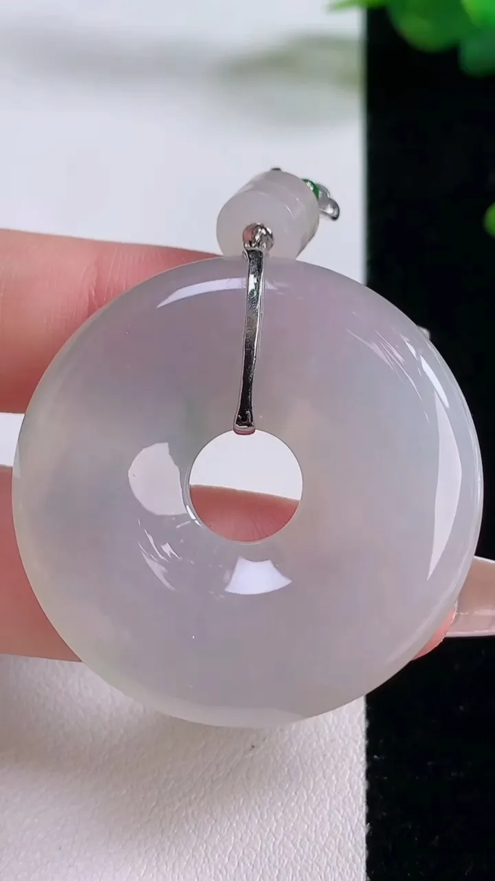 天然A货翡翠种飘花平安扣吊坠，尺寸38-6，重量:19.14g
12月6日