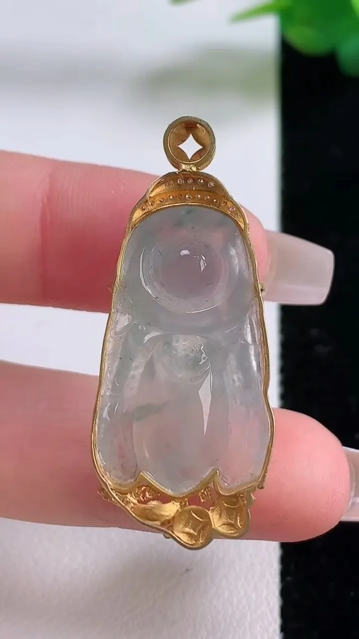 天然A货翡翠种飘花一鸣惊人吊坠，尺寸39.4-27.4-16.6-8，重量:6.32g
12月6日