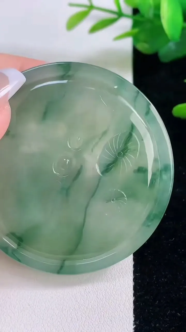 天然A货翡翠冰种飘花观音菩萨吊坠，尺寸56.6-6.7，重量:44.55g
12月6日