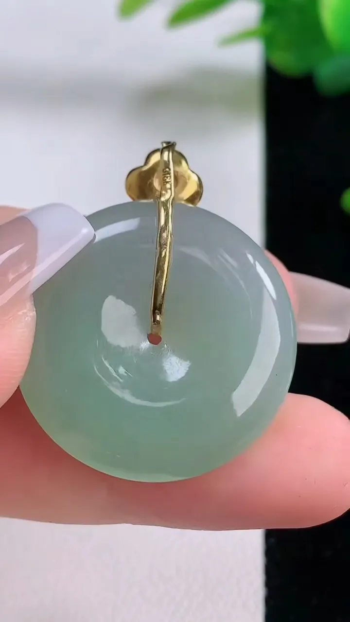 天然A货翡翠平安扣吊坠，尺寸27.3-5.3，重量:8.96g
12月6日