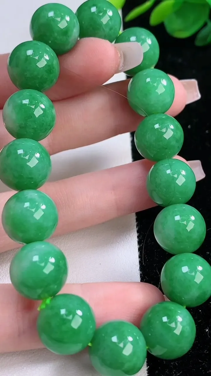 天然A货翡翠圆珠手串，尺寸13.5-16颗，重:62.39g12月6日
工厂直销收藏佳品,种好水足，色泽均匀，有种有色，上手高大气！
