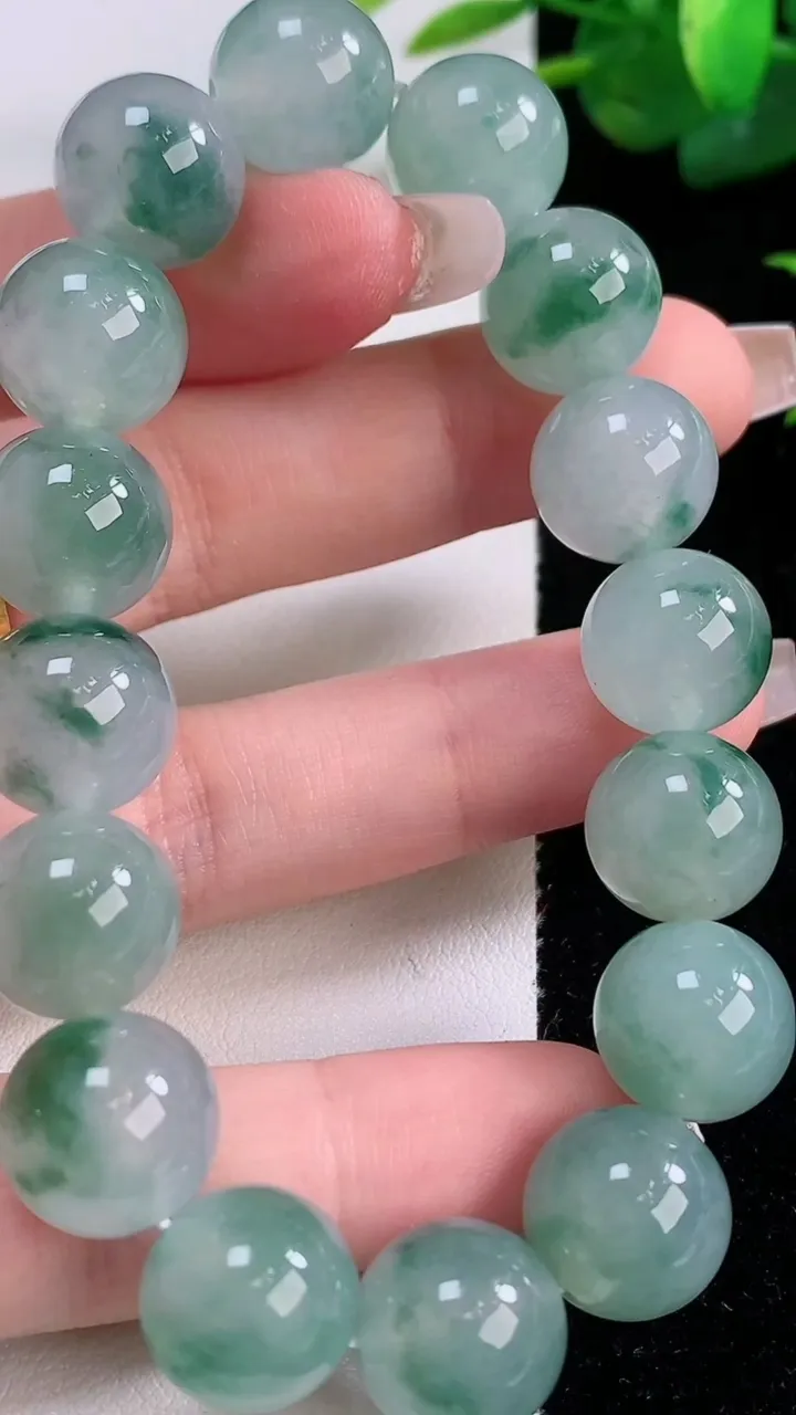 天然A货翡翠种飘花圆珠手串，尺寸12.5-16颗，重量:54.17g12月6日
工厂直销收藏佳品,种
