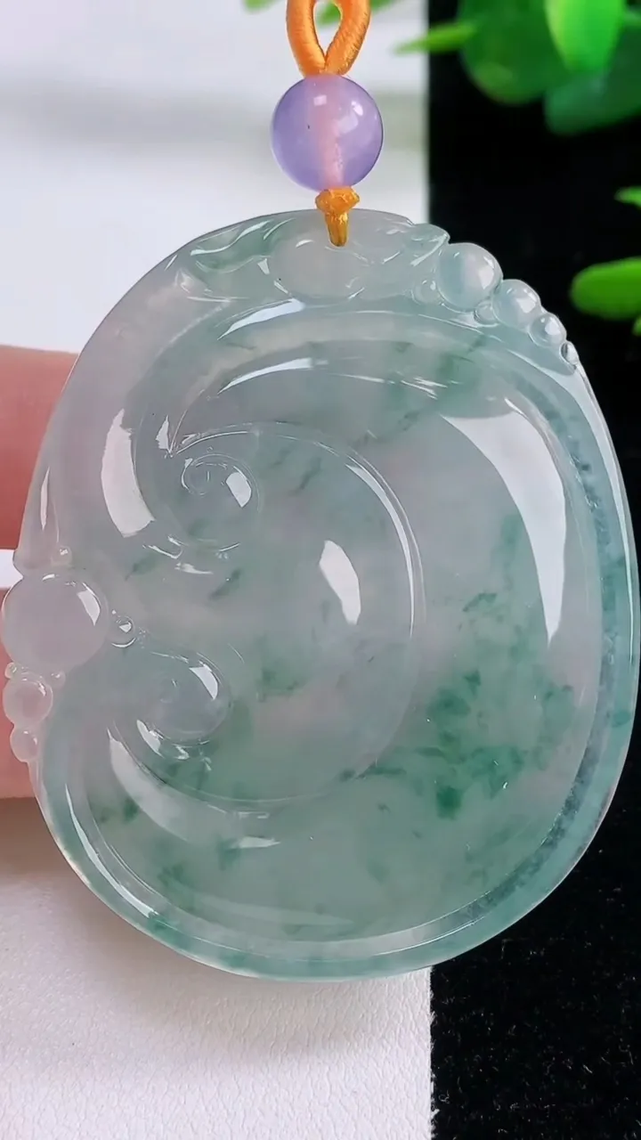 天然A货翡翠种飘花如意吊坠，尺寸56.7-47.3-7.6，重量:40.36g
12月6日