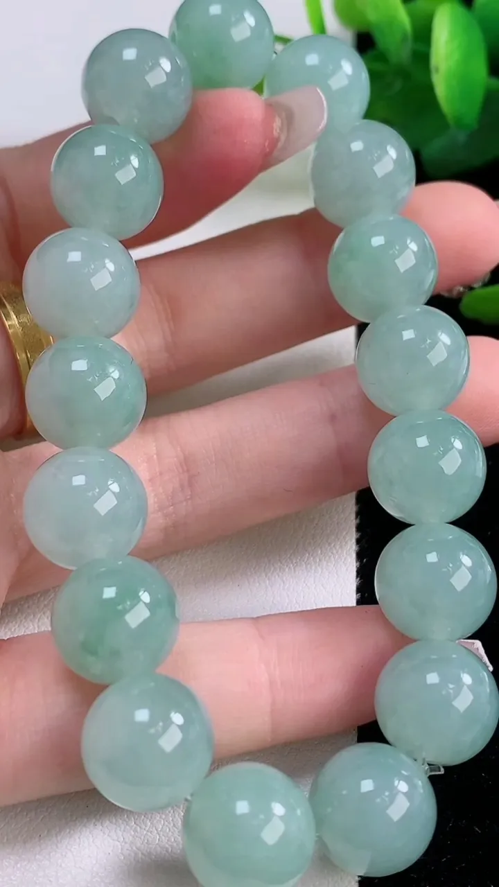 天然A货翡翠圆珠手串，尺寸12.2-17颗，重量:53.21g12月6日
工厂直销收藏佳品,种好水足