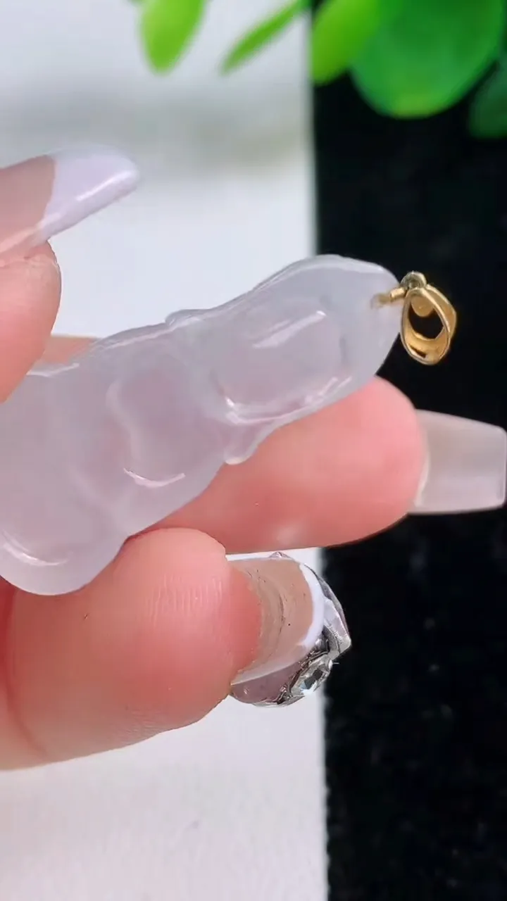 天然A货翡翠种白冰弥勒佛吊坠，尺寸32-15.3-4，重量:3.70g
12月6日