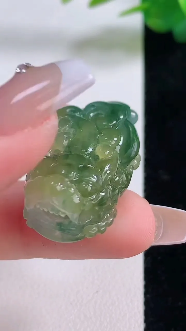 天然A货翡翠双彩貔貅吊坠，尺寸36.6-20.7-12，重量:17.31g
12月6日