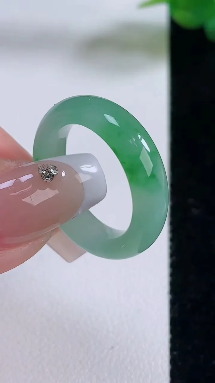 天然A货翡翠指环戒指，尺寸17.7-5.4-3.4，重量:4.27g2025年12月6日
工厂直销收藏佳品,种好水足，色泽均匀，有种有色，上手高大气！