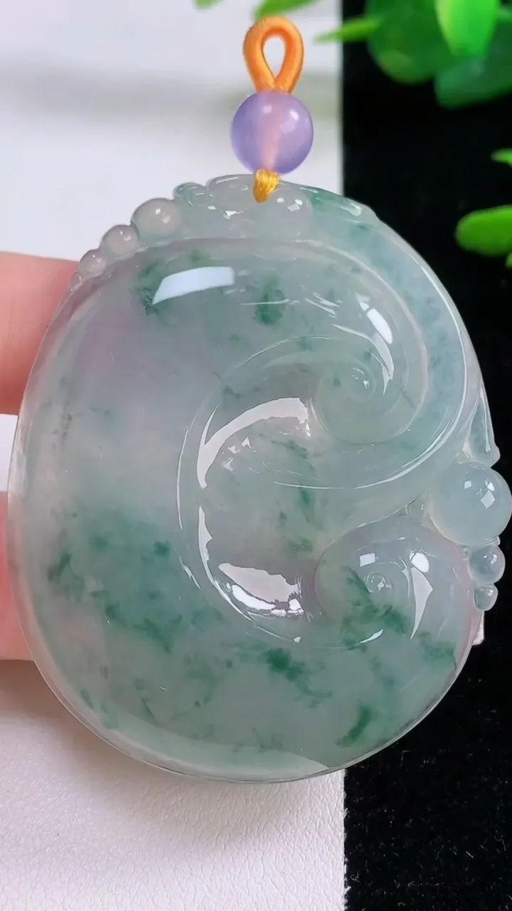 天然A货翡翠种飘花如意吊坠，尺寸56.7-47.3-7.6，重量:40.36g
12月6日