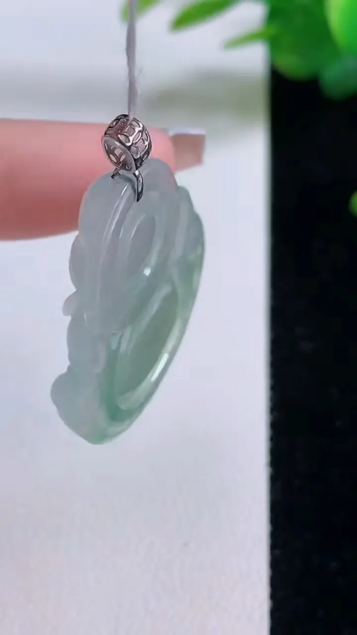 天然A货翡翠种飘花佛公吊坠，尺寸28.7-30.6-5.8，重量:8.26g
12月6日
