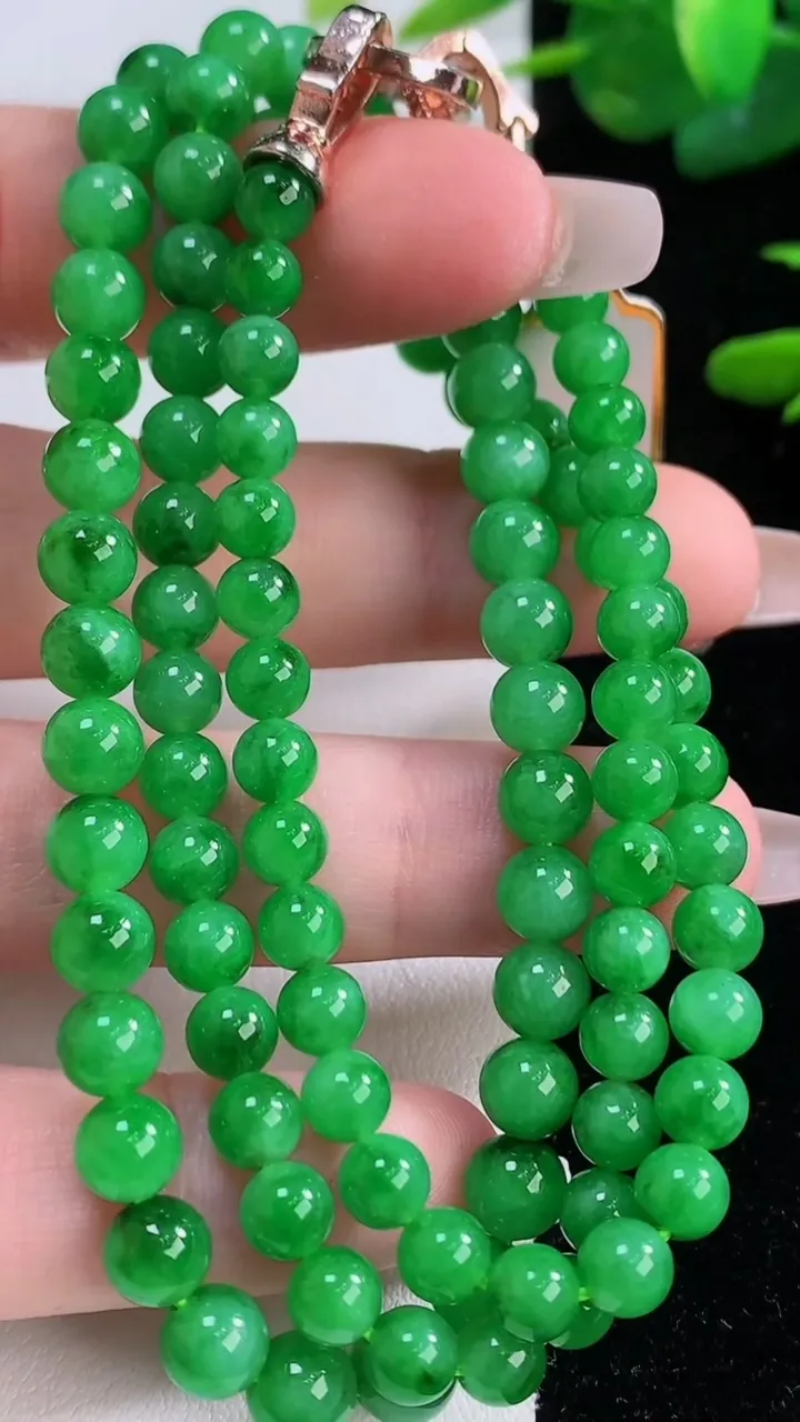 天然A货翡翠圆珠项链，尺寸6.5-99颗，重量:31.63g12月6日
工厂直销收藏佳品,种好水足，色泽均匀，有种有色，上手高大气！