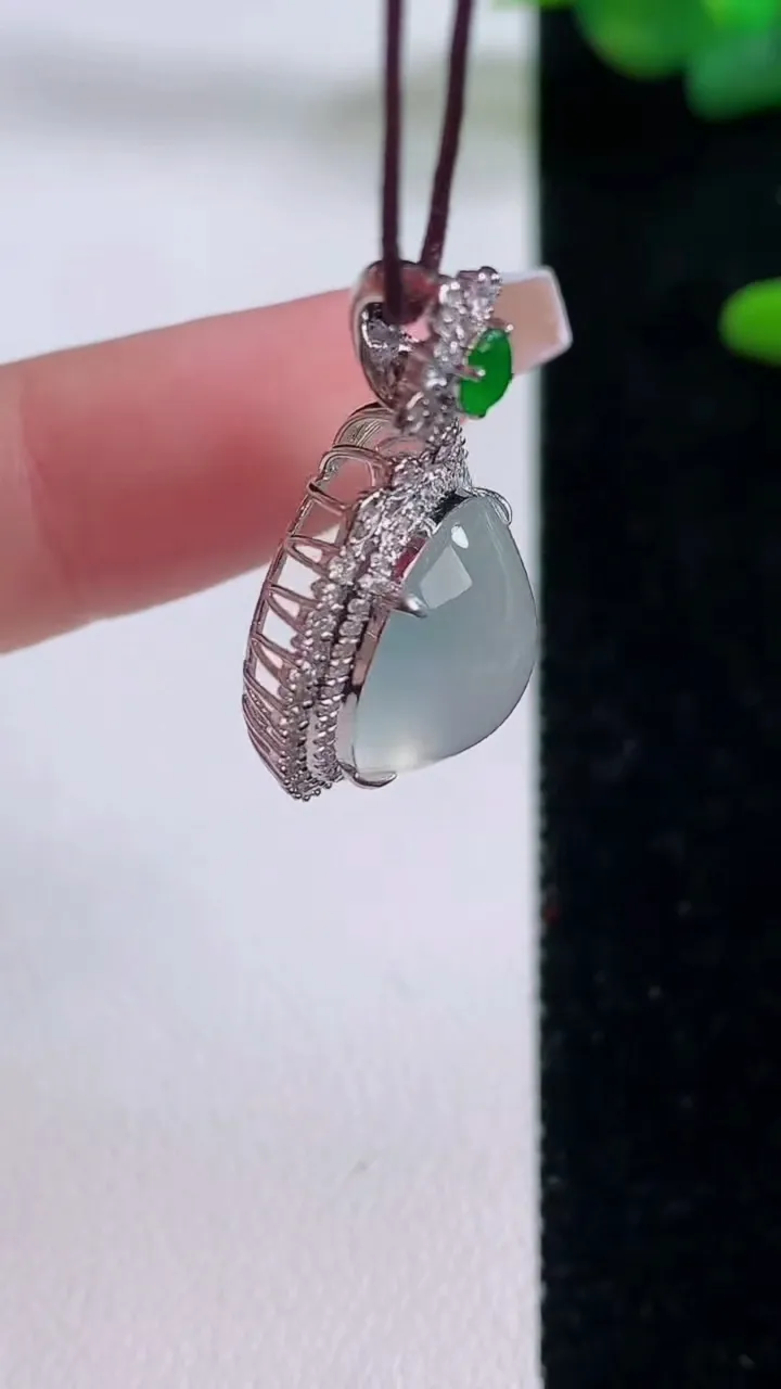 天然A货翡翠种白冰蛋面吊坠，尺寸28.2-15.8-10.4，裸石13.6-11.8重量:4.35g
12月6日