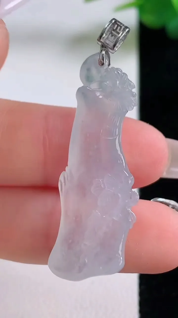 天然A货翡翠种白冰节节高升 竹节吊坠，尺寸37.4-11.7-6，重量:5.26g
12月6日