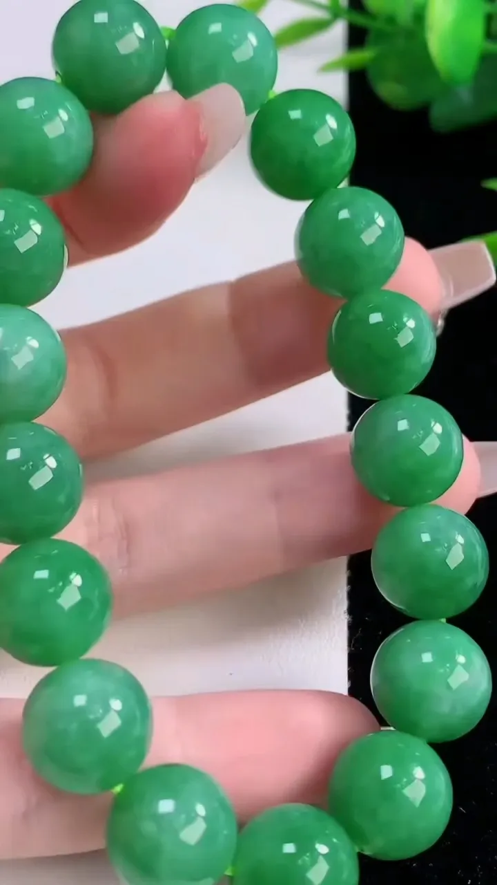 天然A货翡翠圆珠手串，尺寸11.8-17颗，重量:50.58g12月6日
工厂直销收藏佳品,种好水足，色泽均匀，有种有色，上手高大气！