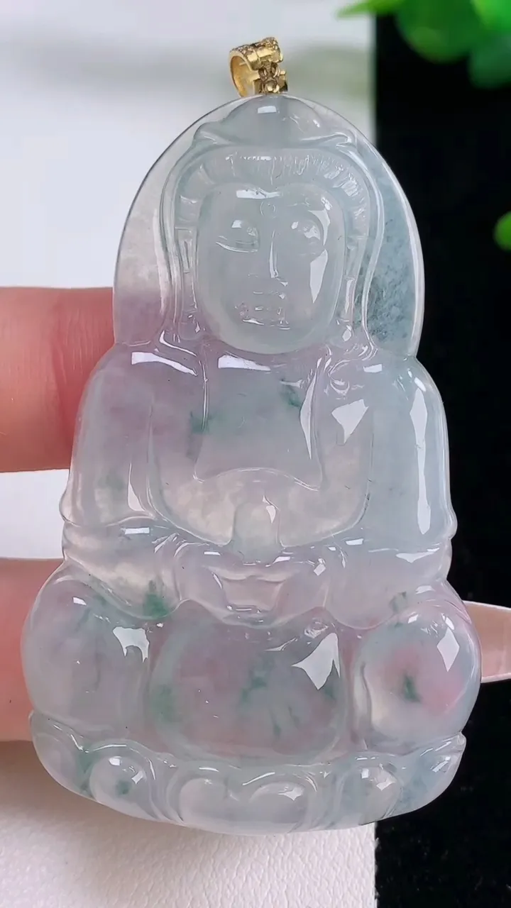 天然A货翡翠种飘花观音菩萨吊坠，尺寸59.4-37.4-4.8，重量:18.96g
12月6日