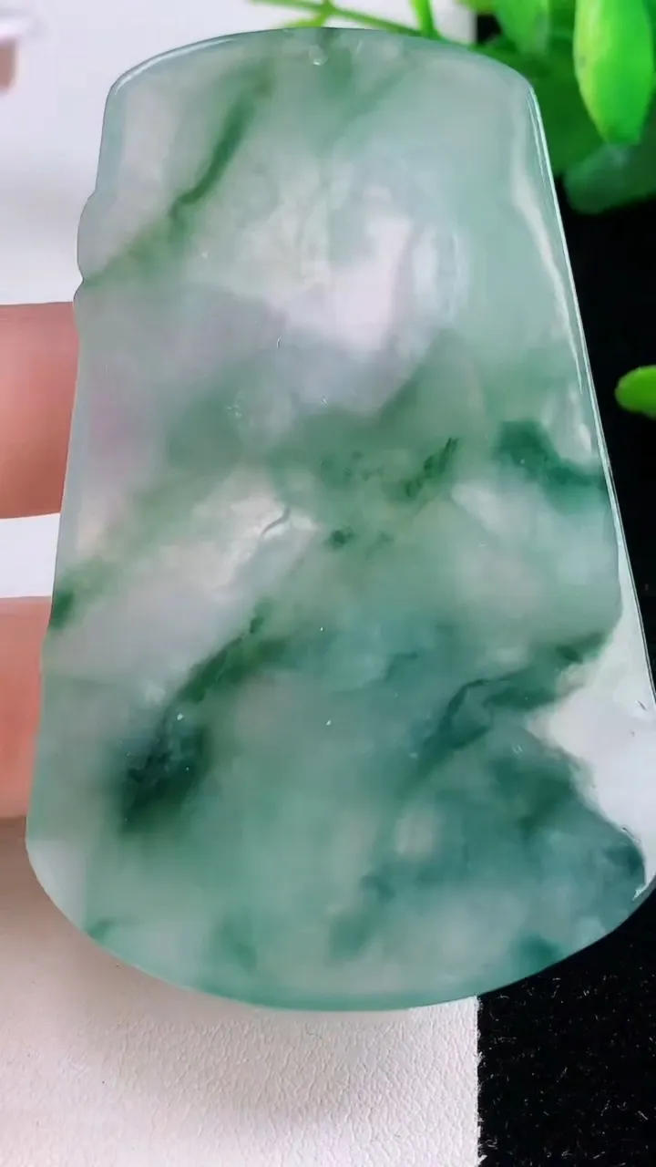 天然A货翡翠冰种飘花大日如来吊坠，尺寸71-44.6-4.8，重量:32.21g
12月6日