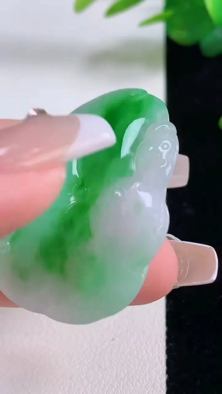 天然A货翡翠年年有余吊坠，尺寸42.2-30-6.2，重量:14.45g
12月6日