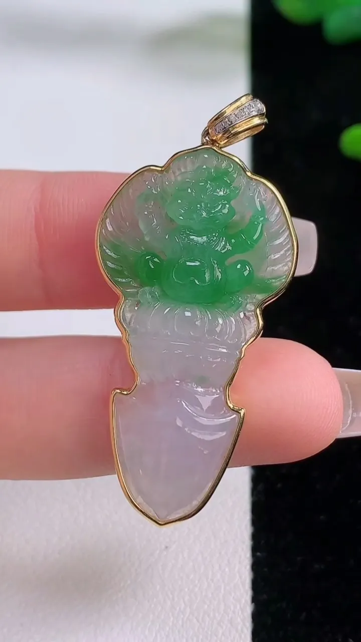 天然A货翡翠不动明王吊坠，尺寸38.4-21-5.5，重量:6.04g
12月6日