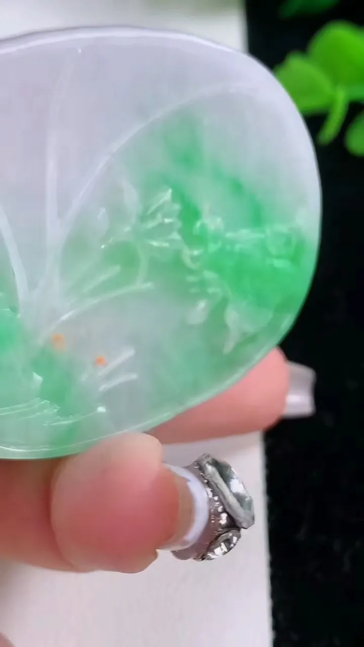 天然A货翡翠鸟语花香吊坠，尺寸52.7-42.5-9.2，重:39.02g
12月6日