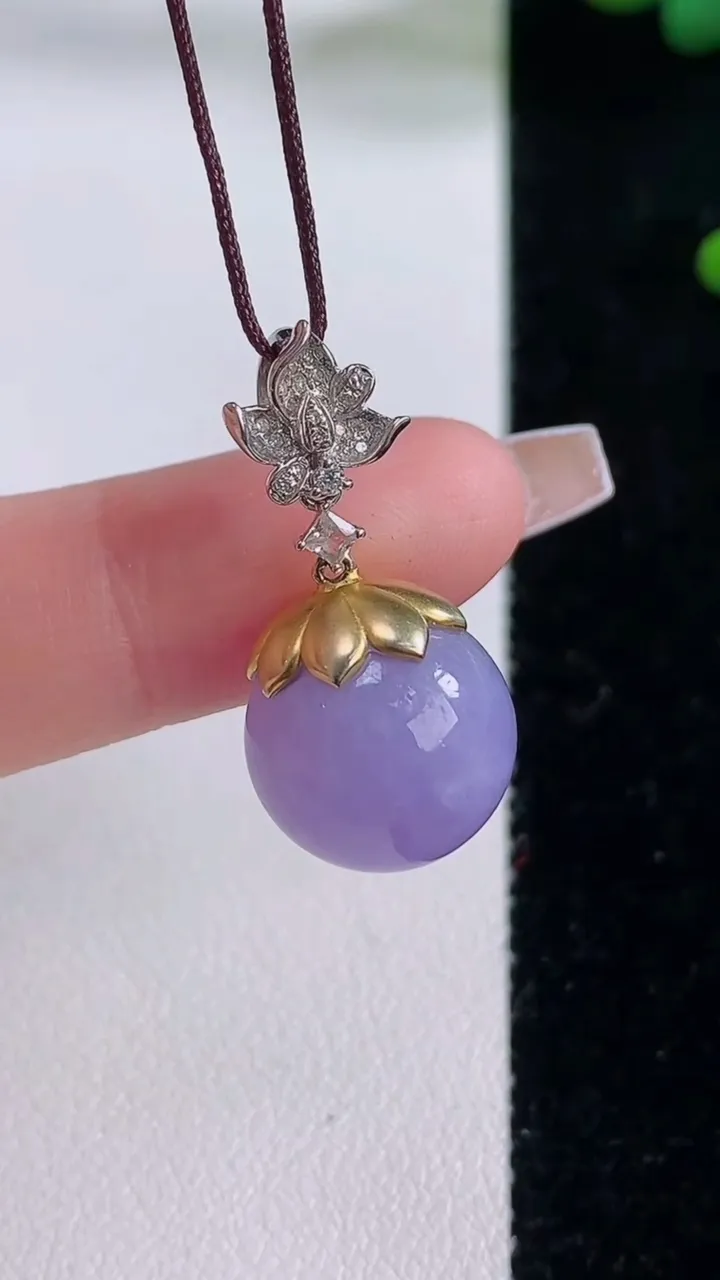 天然A货翡翠18K金紫罗兰圆珠吊坠，尺寸13.3，重量:5.88g12月6日
工厂直销收藏佳品,种好水足，色泽均匀，有种有色，上手高大气！