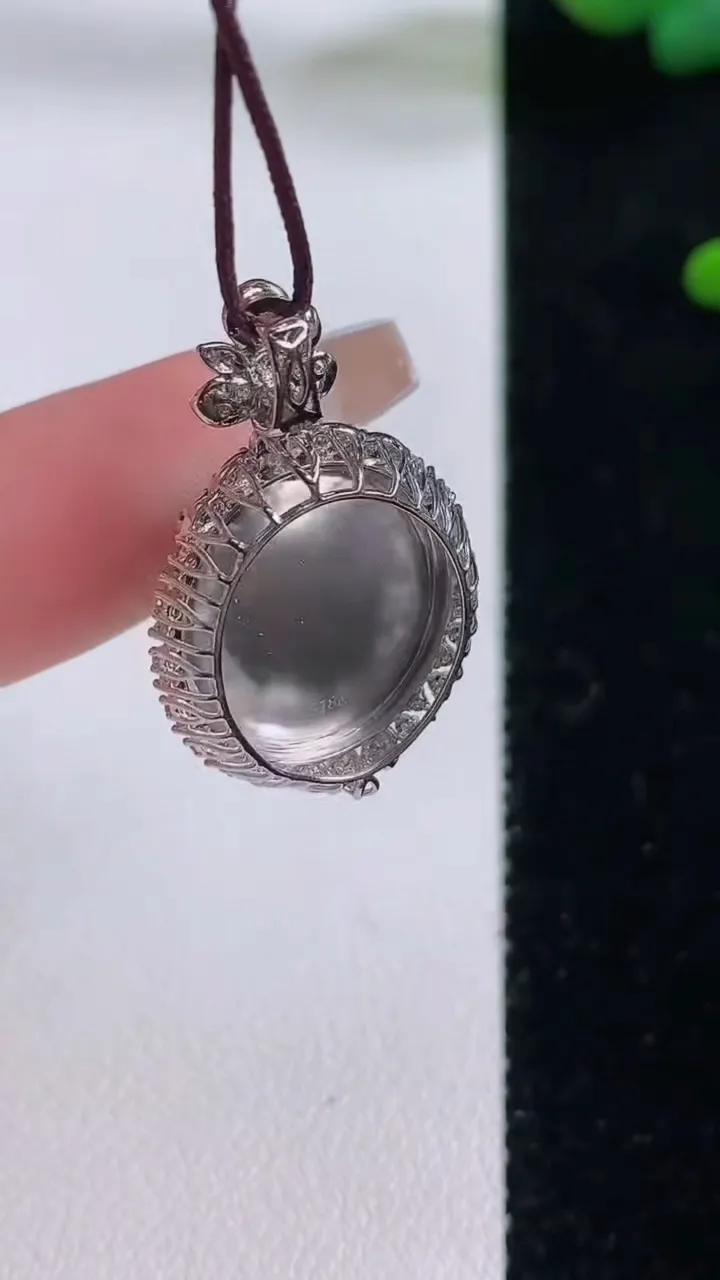 天然A货翡翠蛋面吊坠，尺寸28.4-17.6-9，裸石15.8-14重量:4.78g
12月6日