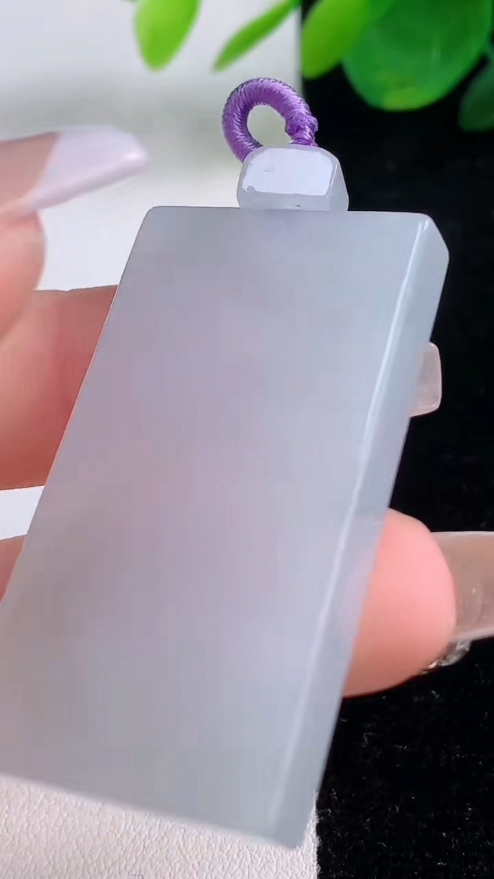 天然A货翡翠飘花无事牌吊坠，尺寸43.2-24.2-5.7，重量:20.73g
12月6日