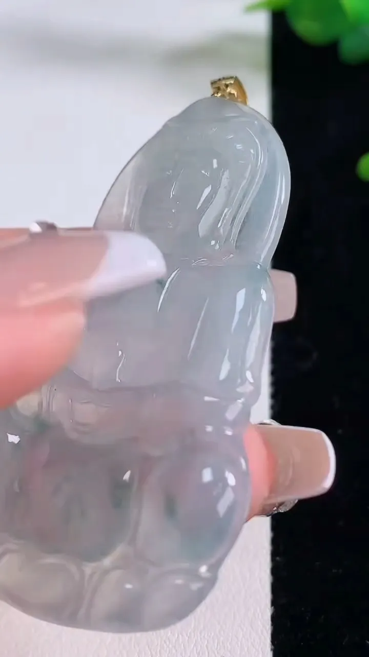 天然A货翡翠种飘花观音菩萨吊坠，尺寸59.4-37.4-4.8，重量:18.96g
12月6日