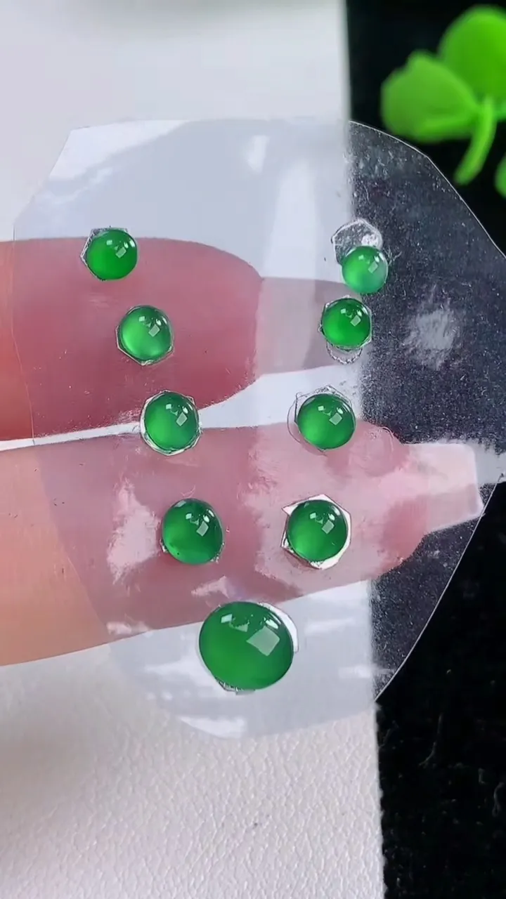 天然A货翡翠蛋面镶嵌件一手，尺寸7.6-3.5，重:0.81g
12月6日